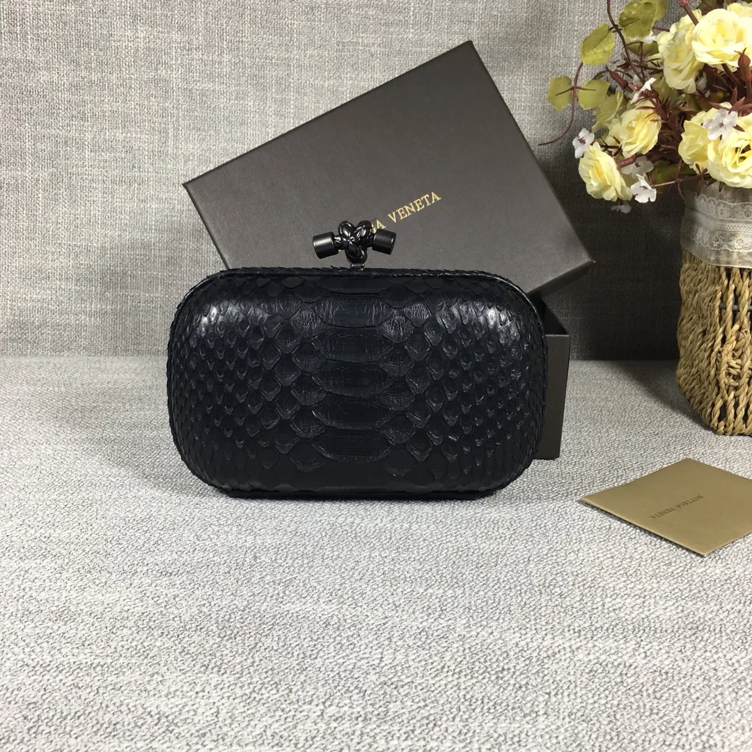 🔥🔥Model No. 8651🔥🔥This elegant clutch bag is one of the most popular handbags in woven bags. It is an interpretation of a classic design that was reintroduced in 2001. Since its launch, the Knot clutch has exhibited exquisite craftsmanship and integrated different styles from low-key to flamboyant. Each new Knot product demonstrates the irresistible and timeless charm of this classic handbag. This luxurious handbag features the signature braided rope buckle and is crafted from rare yellow-ringed forest snake and water snake skins. More charming and luxurious texture. Size: Small 16.5cm